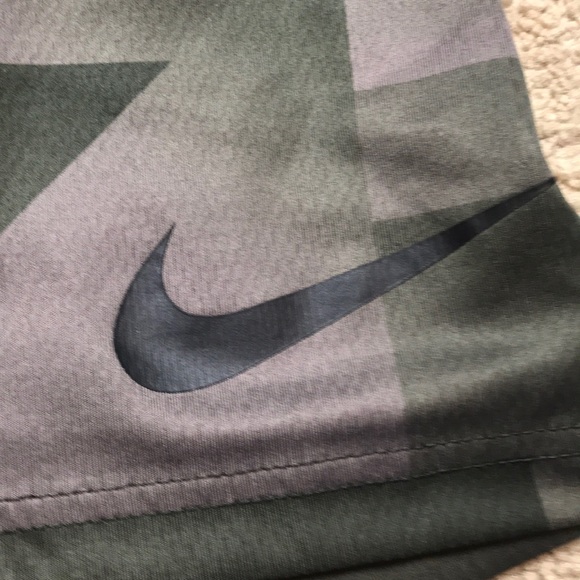 Dark Green Nike shorts with pattern - Picture 2 of 3
